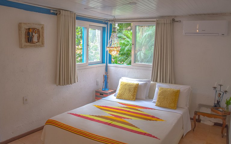 Suite with bathtub